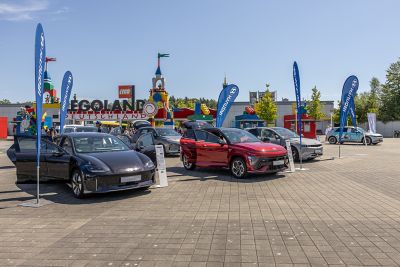 Der IONIQ 6, Hyundai KONA N Line und weitere Hyundai Modelle vor dem Eingang des LEGOLAND® Deutschland Resort.