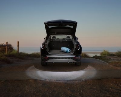 Nuova Hyundai TUCSON con baule aperto e LED accesi