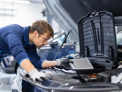 Hyundai technician changing an air filter