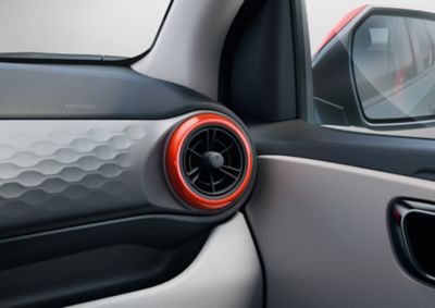 De ronde ventilatieroosters van de nieuwe Hyundai i10 in het rood.