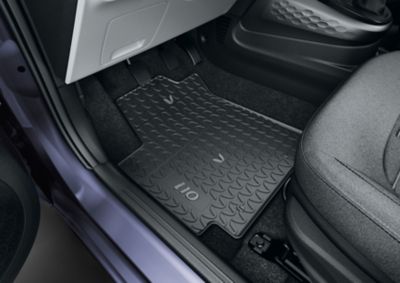 Duurzame en gemakkelijk schoon te maken vloermatten van de nieuwe Hyundai i10. 