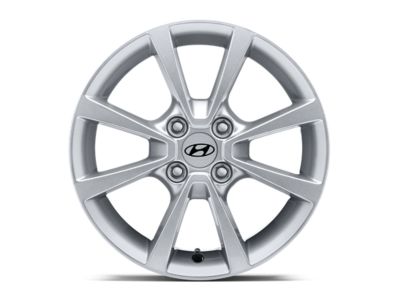 De 15" lichtmetalen velg met acht spaken in het zilver van de nieuwe Hyundai i10. 