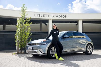 Amalie Iuel lener seg mot en IONIQ 5. Foto.