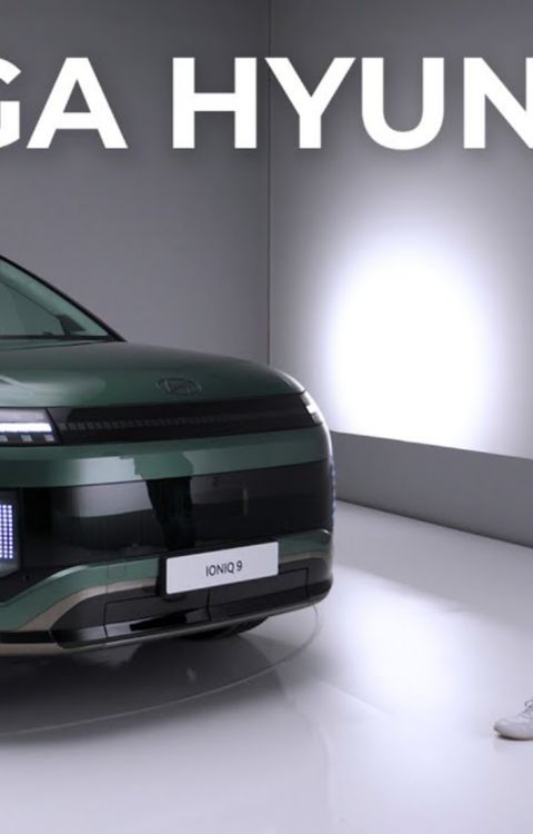Mensen die IONIQ 3 onthulling filmen met smartphones