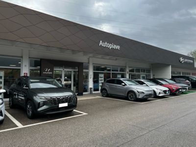 Ingresso showroom con gamma Hyundai parcheggiata davanti