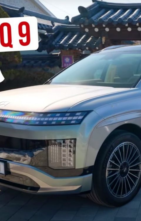 Mensen die IONIQ 3 onthulling filmen met smartphones