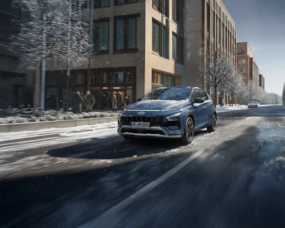 Hyundai BAYON roule dans une rue sous la neige