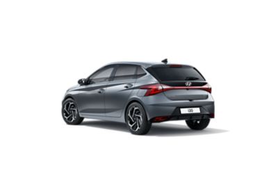 Zbliżenie na tylne światła Hyundaia i20 z logo Hyundai na dole po prawej stronie.