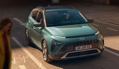 Hyundai BAYON visto dall’alto, parcheggiato vicino a una strada.