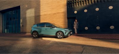 Hyundai Bayon, un SUV crossover compatto di colore Mangrove Green Pearl, parcheggiato.