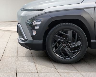Bližší záběr na pneumatiku a litá kola na novém modelu KONA.