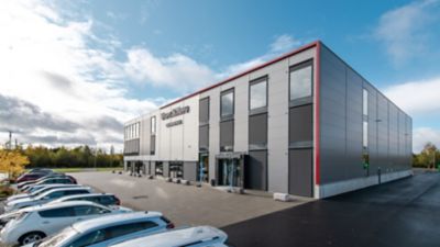 Birger N Haug på Gardermoen sitt bygg. Foto