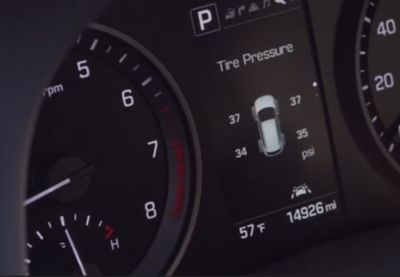 Weergave TPMS (Tire Pressure Monitoring System) op instrumentenpaneel Hyundai STARIA.