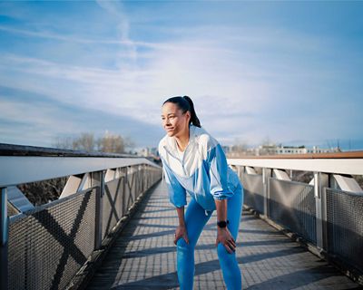 Femme qui récupère de sa course