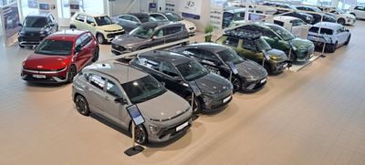 Bilde fra salgshallen til Biltrend Harstad. Foto.