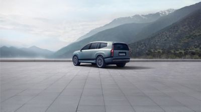 Vue de trois-quarts arrière de la Hyundai IONIQ 9 avec les montagnes en arrière-plan.