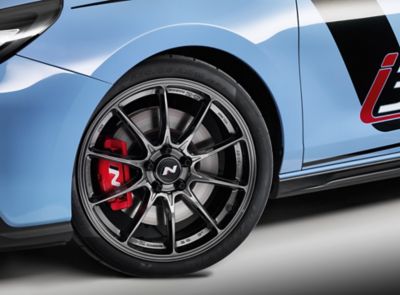 Leichtmetallfelge im 10-Speichen-Design an einem Hyundai i30 N. 