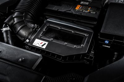 Die Luftfilterkasten-Abdeckung im Motorraum eines Hyundai i30 N.