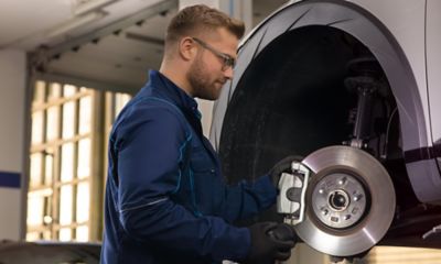 En Hyundai-mekaniker sjekker bremsene på en Hyundai. Foto.