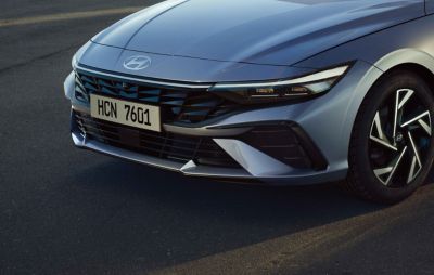 The Hyundai STARIA Hybrid multi-purpose vehicle pictured from the front.