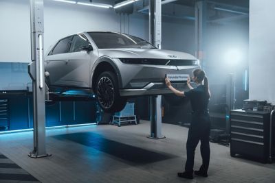 Vrouw inspecteert een IONIQ 5