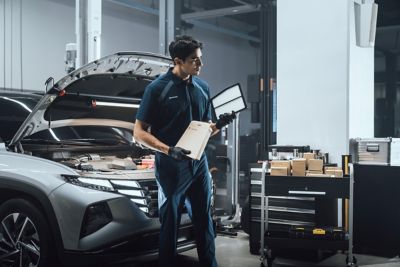 Hyundai TUCSON v prostředí servisu.