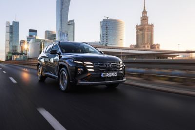 Hyundai TUCSON na tle Warszawy