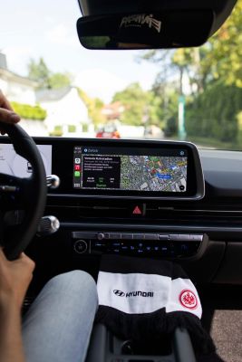 Das Navigationssystem im Hyundai IONIQ 6 zeigt das Ruhrstadion in Bochum