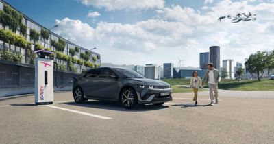 IONIQ 5 står og lader. Foto.