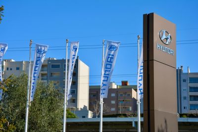 Bandiere e Cartellone con logo Hyundai fuori dallo showroom
