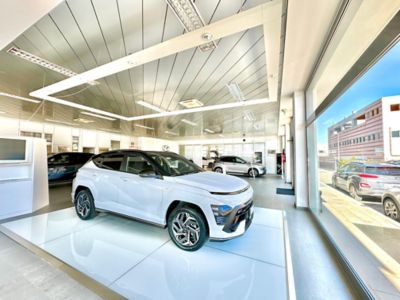 Hyundai KONA bianca dentro allo showroom