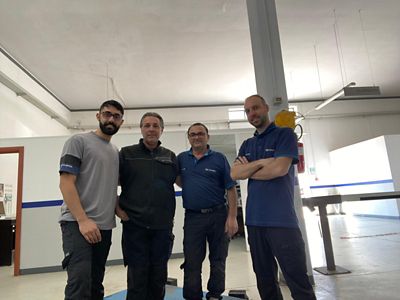 Quattro dipendenti all'interno dell'officina