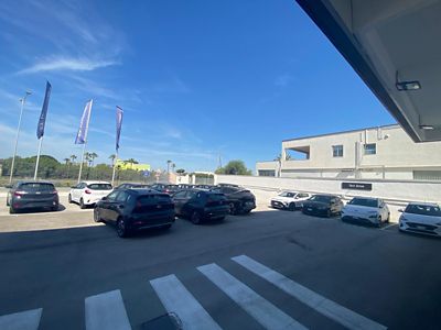 Parcheggio auto davanti allo showroom con tutta la gamma Hyundai