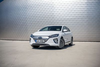 IONIQ ELECTRIC před designovou budovou