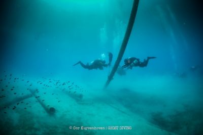 Plongeur de Ghost Diving récupérant des déchets marins sous l’eau