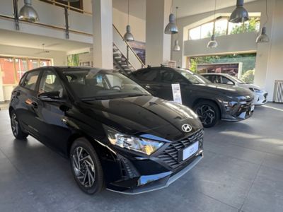 Interno della Concessionaria Cozzo Mario con Hyundai i20 in primo piano