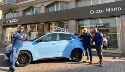 Esterno della Concessionaria Cozzo Mario con alcuni dipendenti