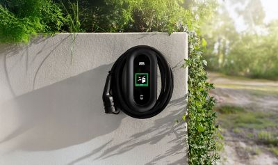 DEFA ladeboks på en murvegg ute. Foto.