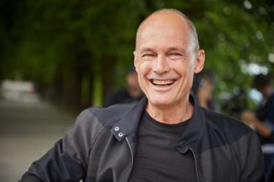 Retrato de Bertrand Piccard sonriendo.