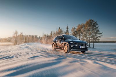 Nový TUCSON jedoucí městem.