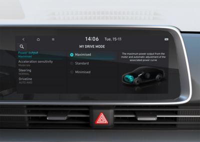 12,25-Zoll-Infotainment-Display eines Hyundai IONIQ 6 mit Fahrmodus-Anzeige.