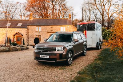 Hyundai SANTA FE towing a horsebox.