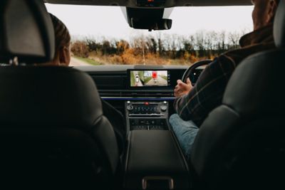 SANTA FE interior display with reverse camera