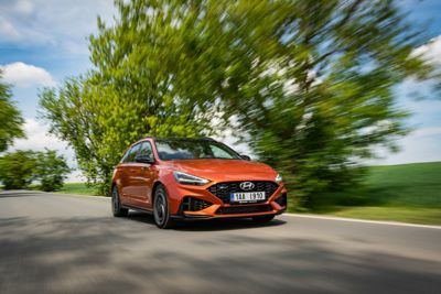 Hyundai i30 v oranžové barvě.