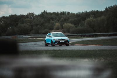 Hyundai IONIQ 5 N widziany z daleka na zakręcie Toru Poznań