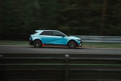 IONIQ 5 N widziany z boku na Torze Poznań