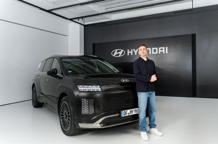 Auto für den Weltmeister: Hyundai Markenbotschafter Mario Götze übernimmt IONIQ 9 und komplettiert Familienfuhrpark 