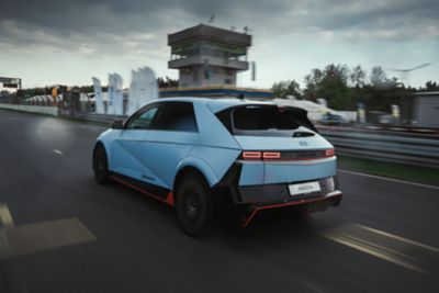 Hyundai IONIQ 5 N na Torze Poznań widziany z tyłu