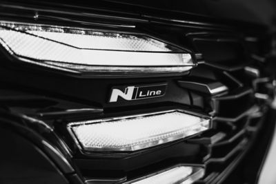 Hyundai TUCSON Hybrid N Line front running lights.