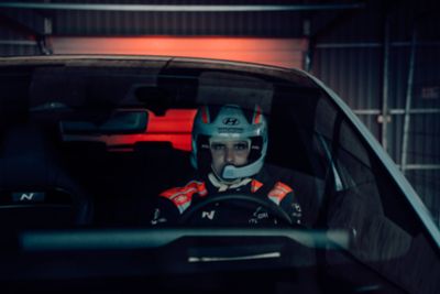 Kierowca w środku Hyundai IONIQ 5 N